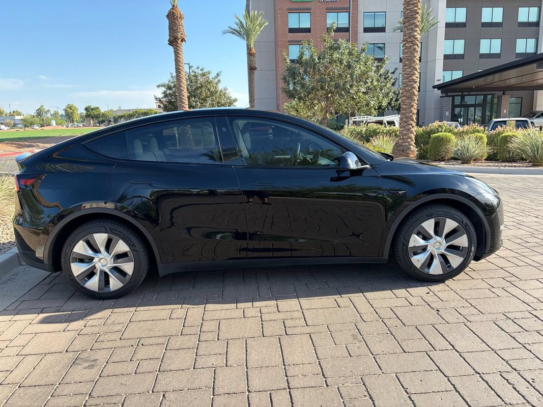 Used 2023 Tesla Model Y Long Range AWD/4WD image 2