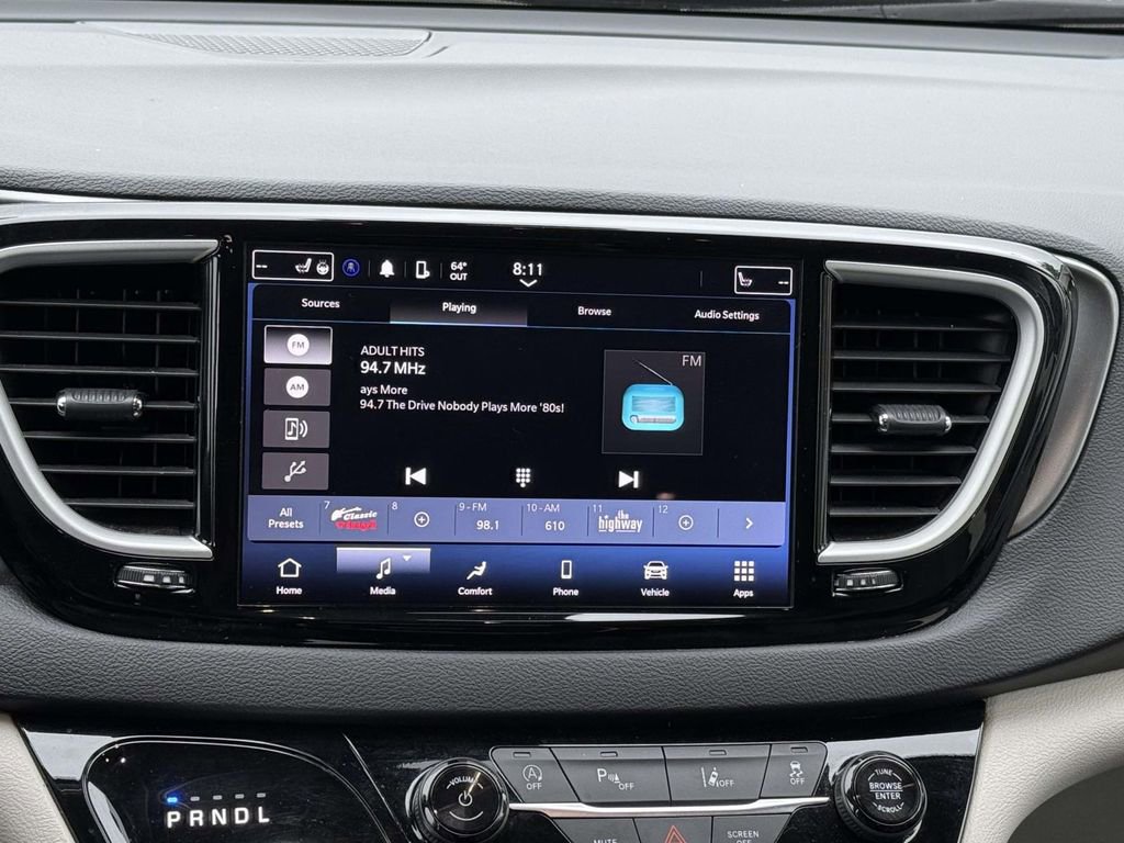 Used 2024 Chrysler Pacifica Touring-L FWD image 4