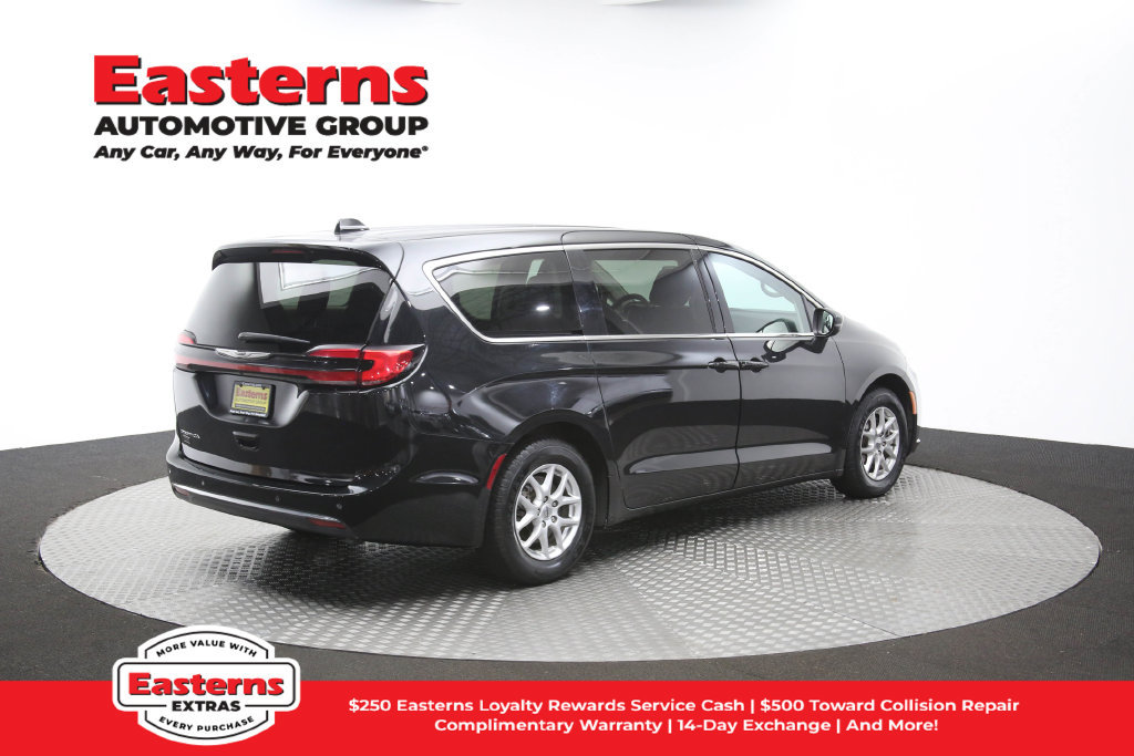 Used 2023 Chrysler Pacifica Touring-L FWD image 44