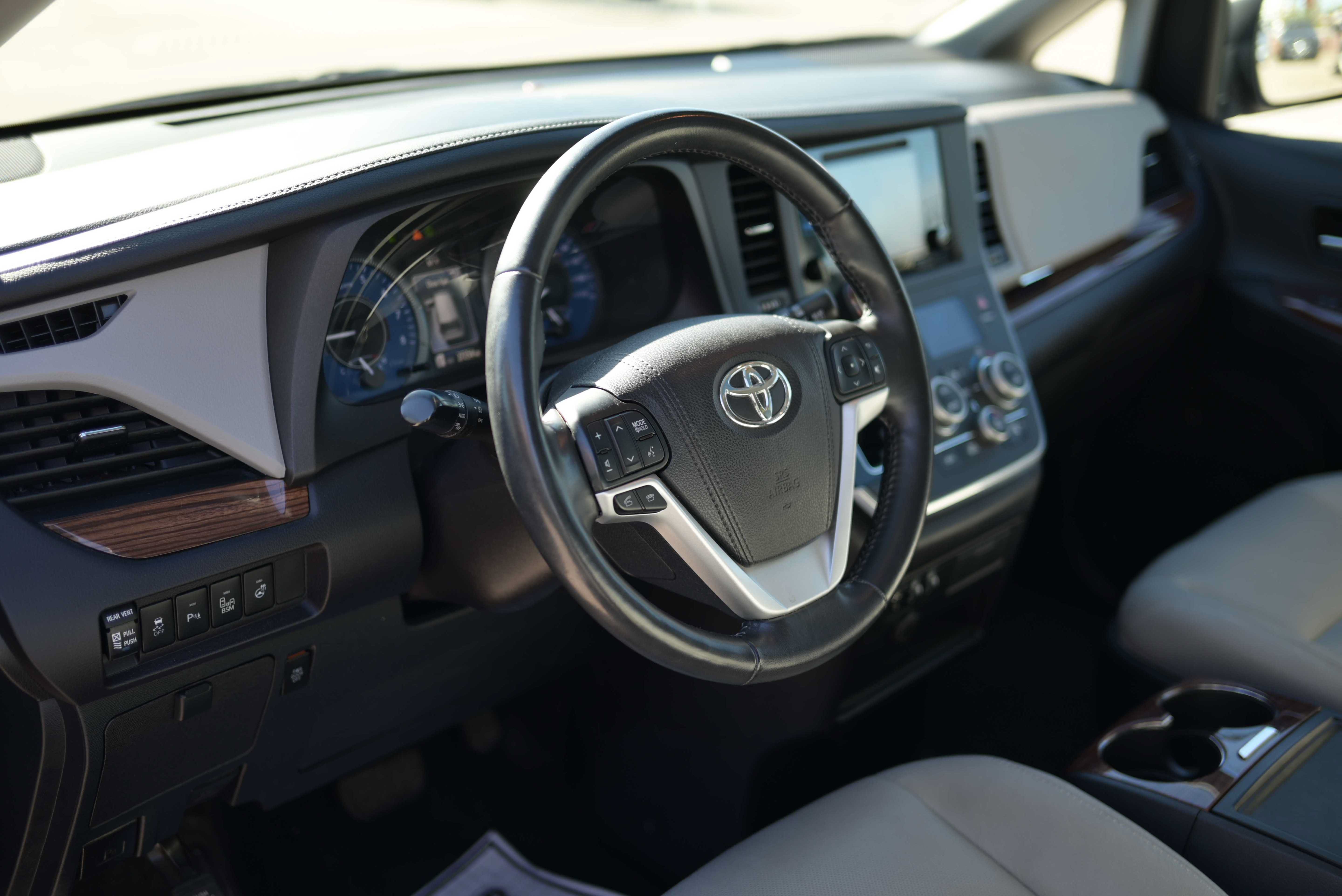 Used 2017 Toyota Sienna Limited FWD image 7