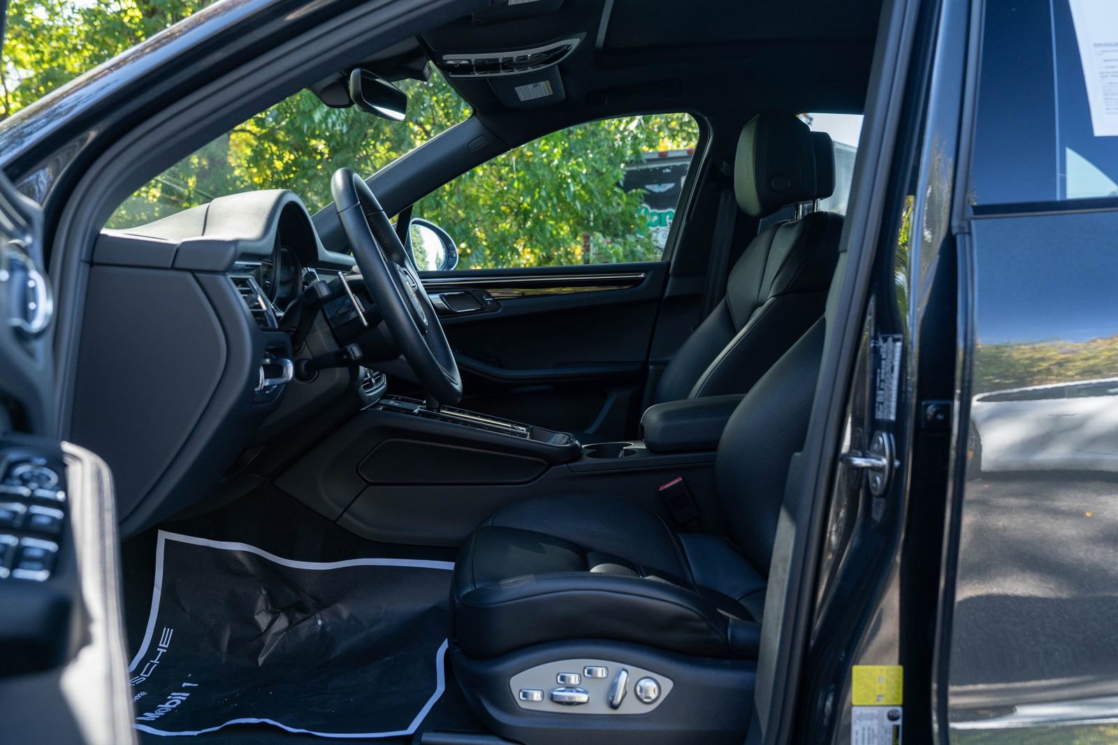 Certified 2025 Porsche Macan image 24