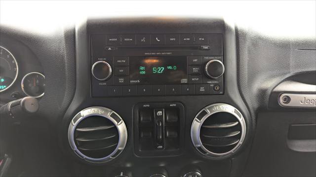 Used 2015 Jeep Wrangler Unlimited Sahara w/ Connectivity Group image 27