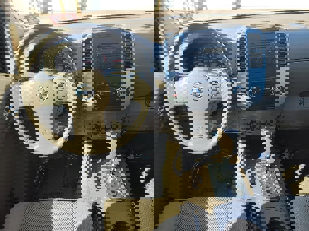 Used 2011 Nissan Frontier SV image 18