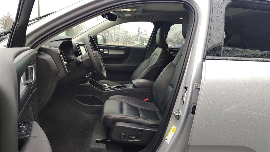 Certified 2025 Volvo XC40 B5 Plus image 7