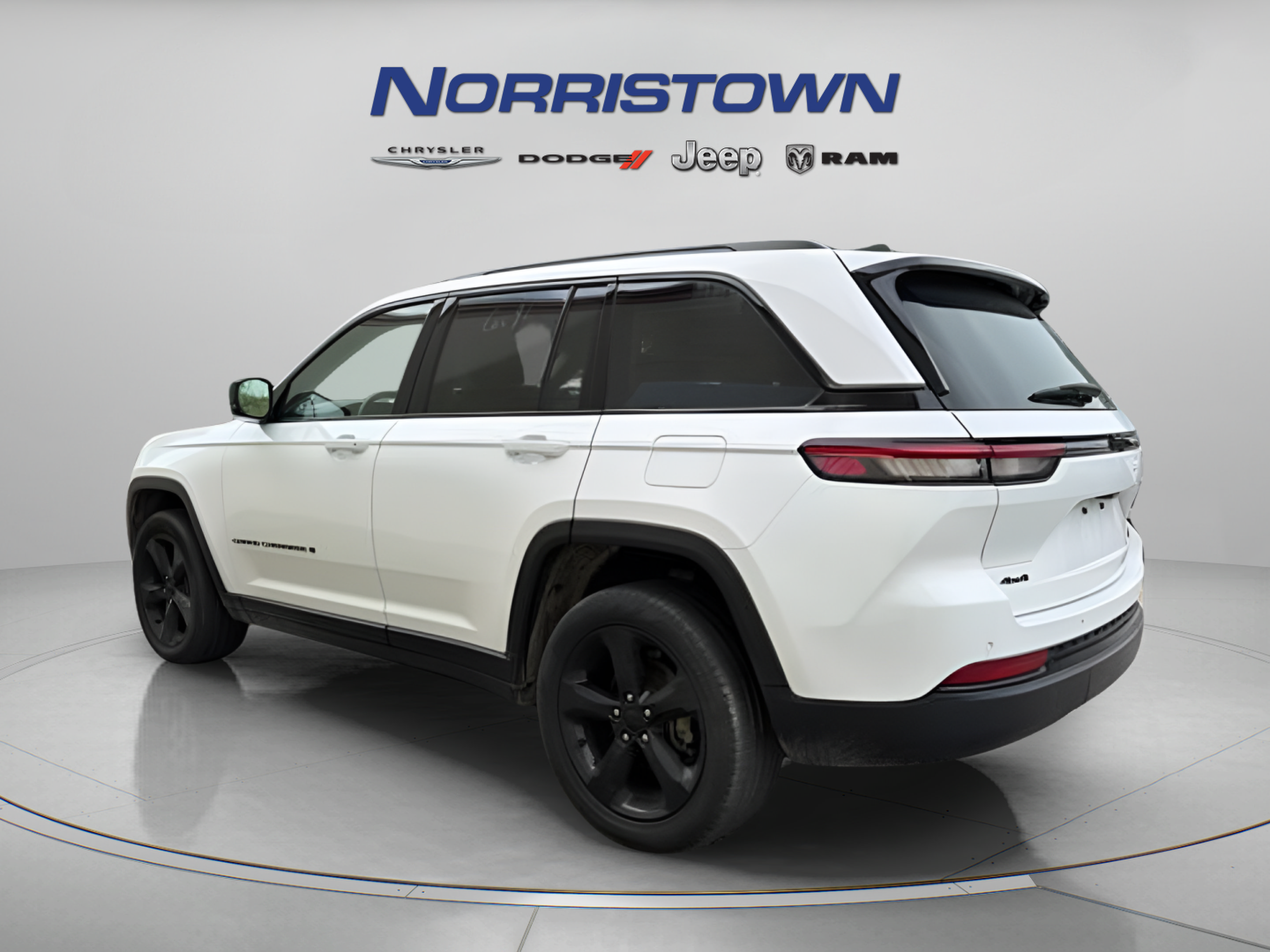 Used 2023 Jeep Grand Cherokee Limited w/ Black Appearance Package AWD/4WD image 4