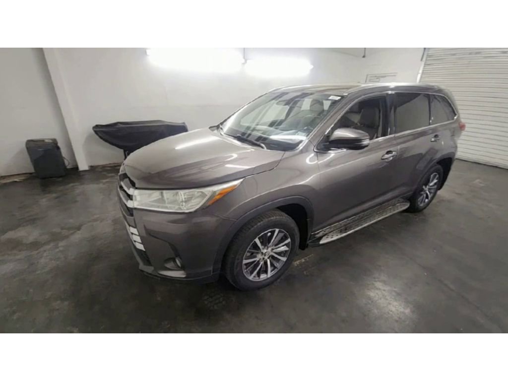 Used 2017 Toyota Highlander XLE image 4
