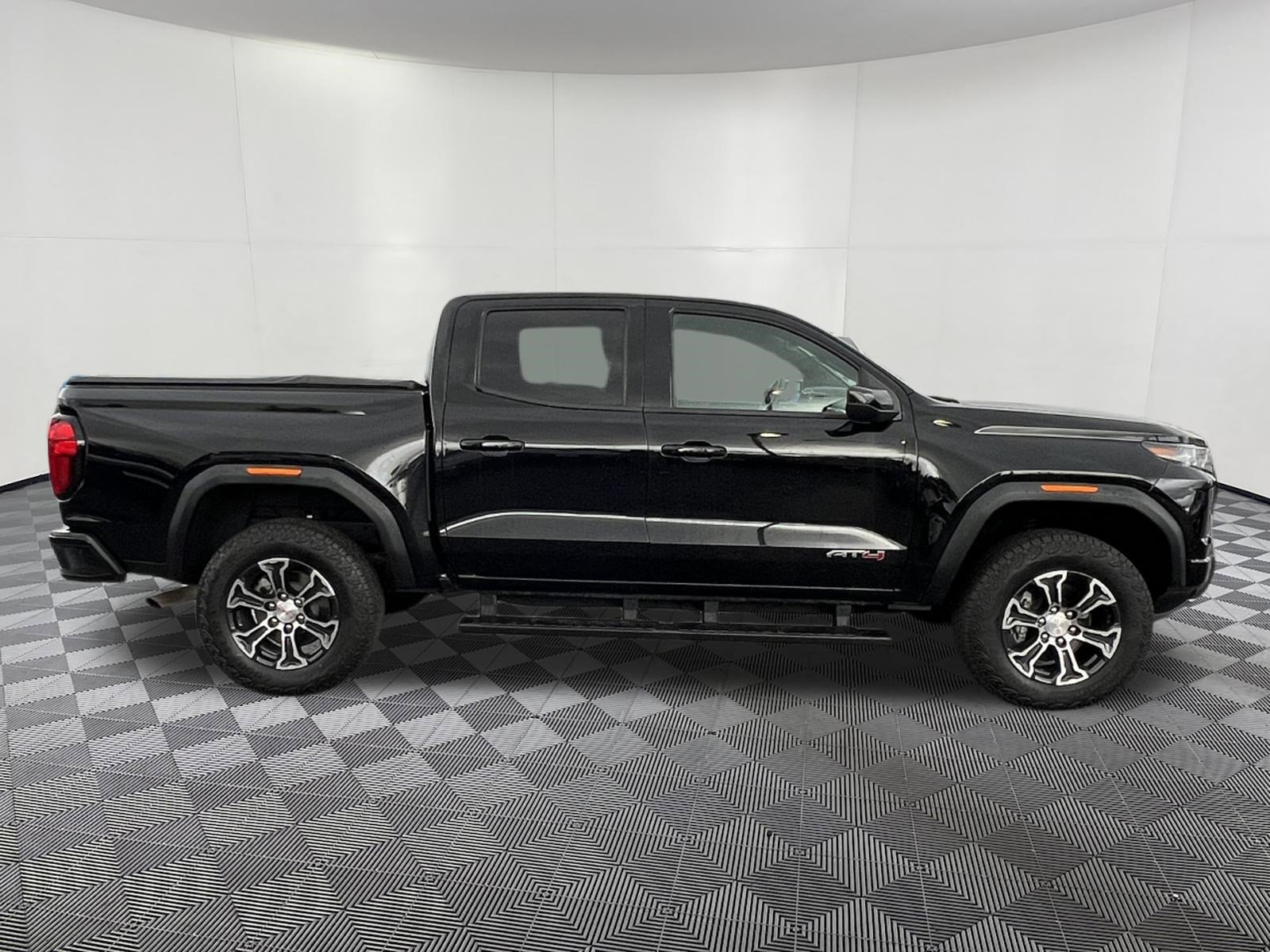 Used 2024 GMC Canyon AT4 image 7