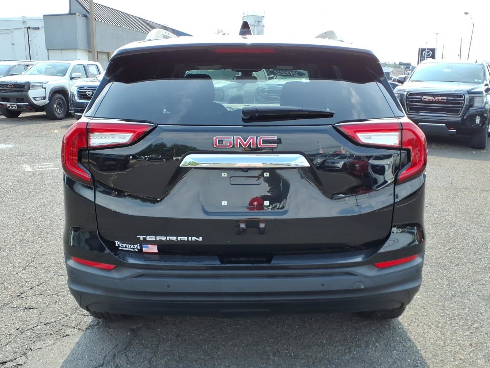 Used 2022 GMC Terrain SLE w/ Driver Convenience Package FWD image 4