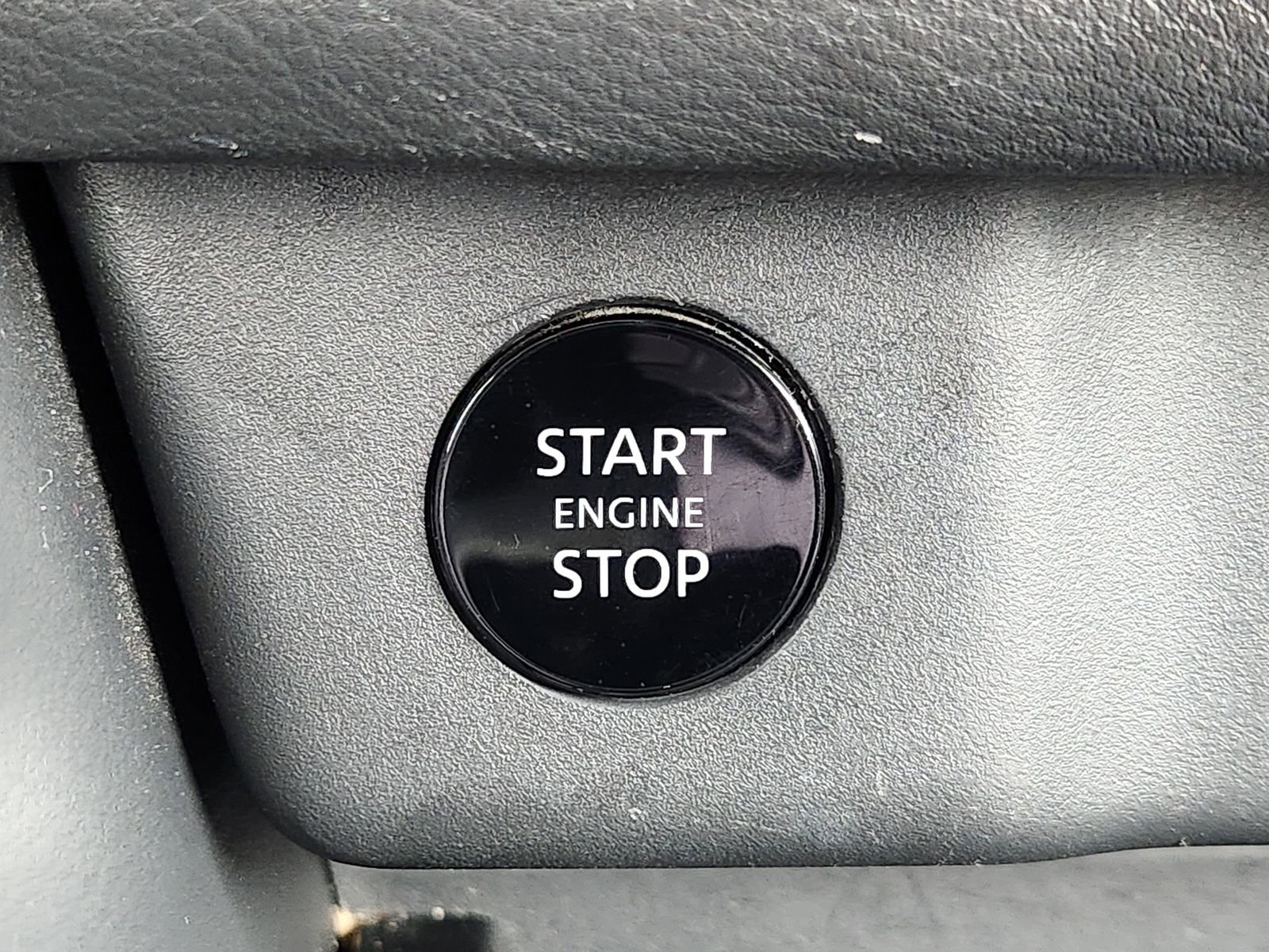 Used 2025 Nissan Rogue SV image 25