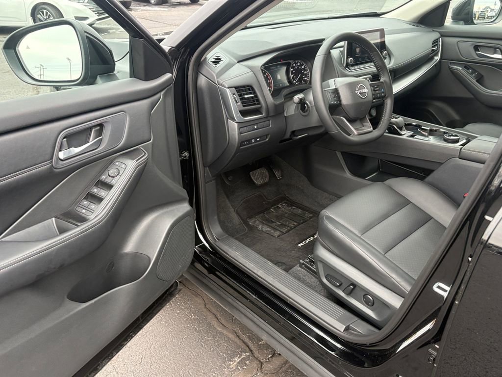 Used 2026 Nissan Rogue SV w/ SV Premium Package image 16