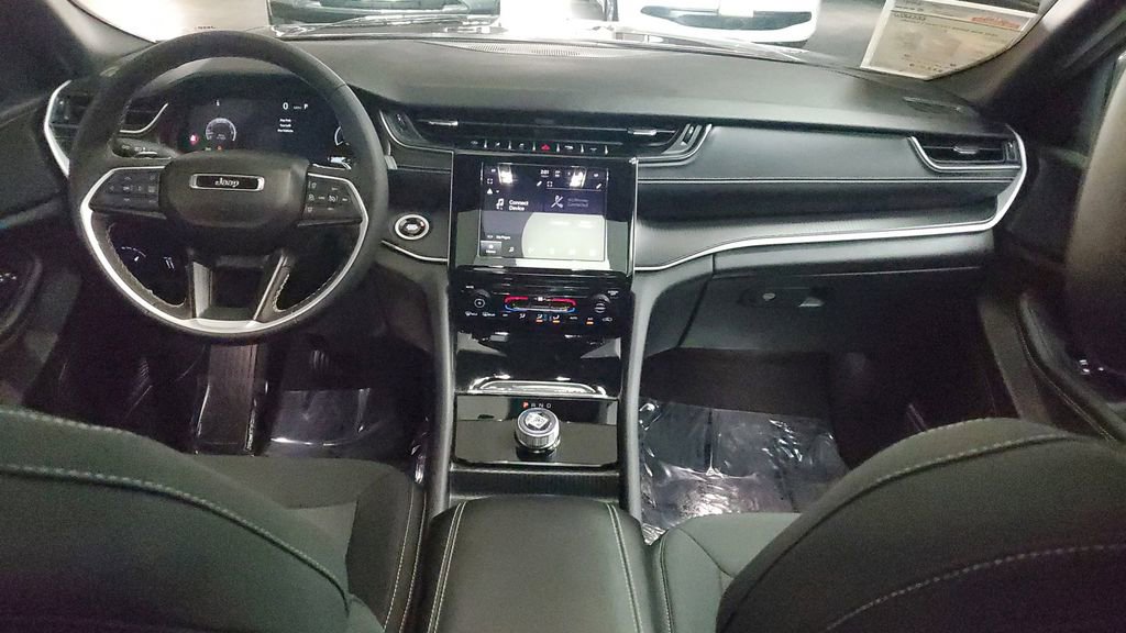 Used 2025 Jeep Grand Cherokee L Laredo image 11