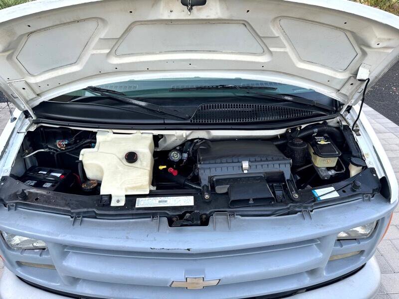 Used 2000 Chevrolet Express 2500 image 20