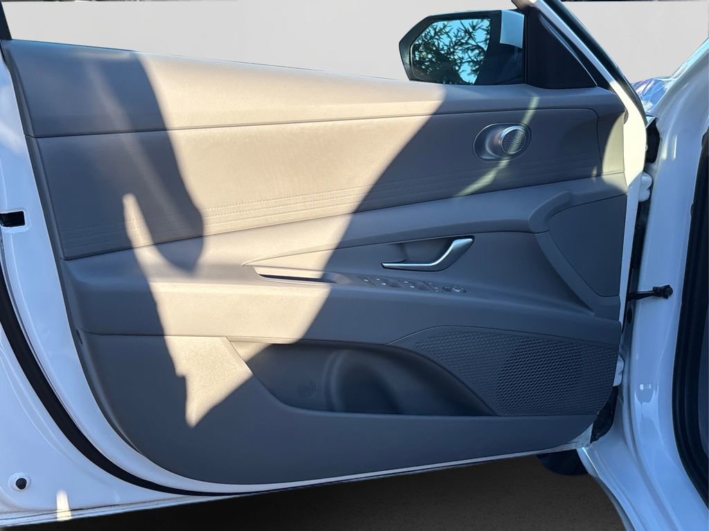 Certified 2025 Hyundai Elantra SE w/ Cargo Package image 23