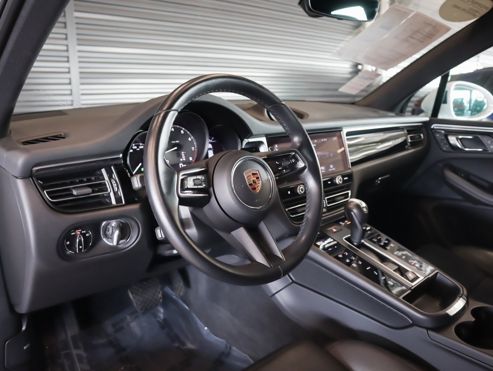 Certified 2023 Porsche Macan S AWD/4WD image 4