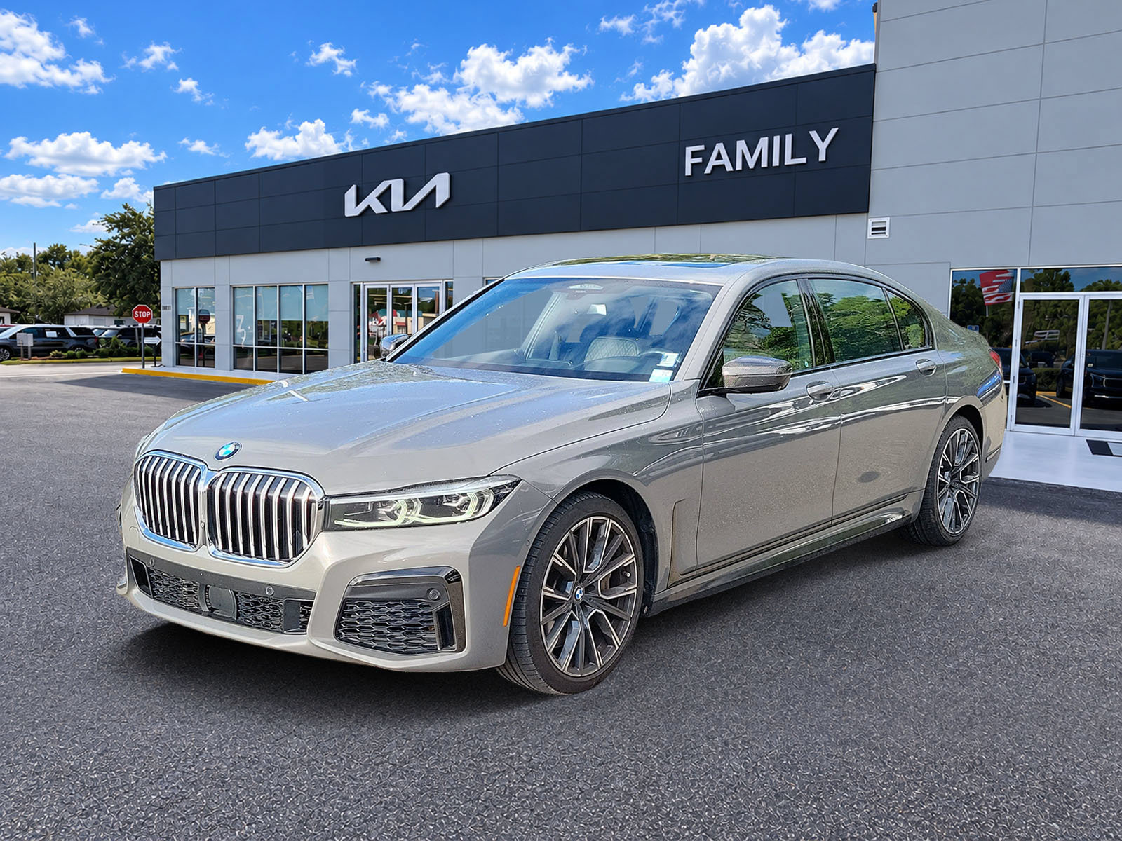 Used 2020 BMW 750i xDrive w/ Executive Package AWD/4WD image 3