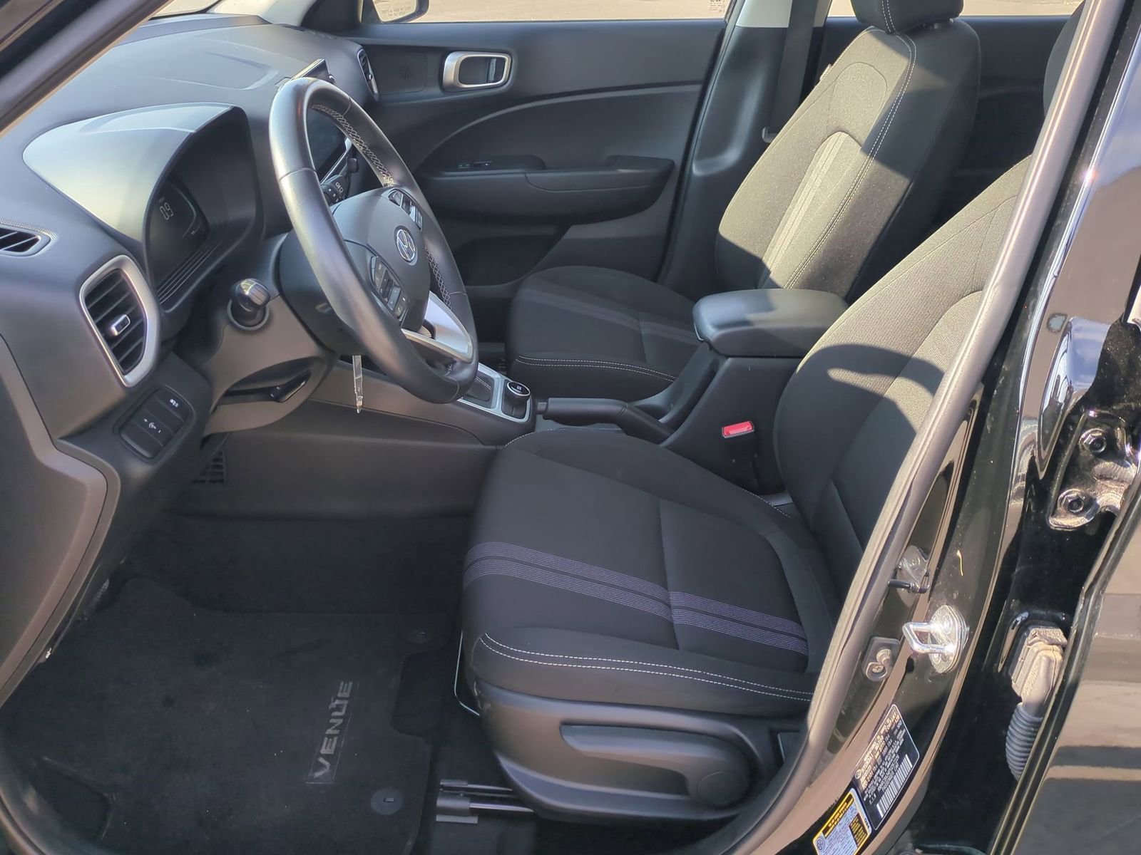 Used 2023 Hyundai Venue SEL image 18