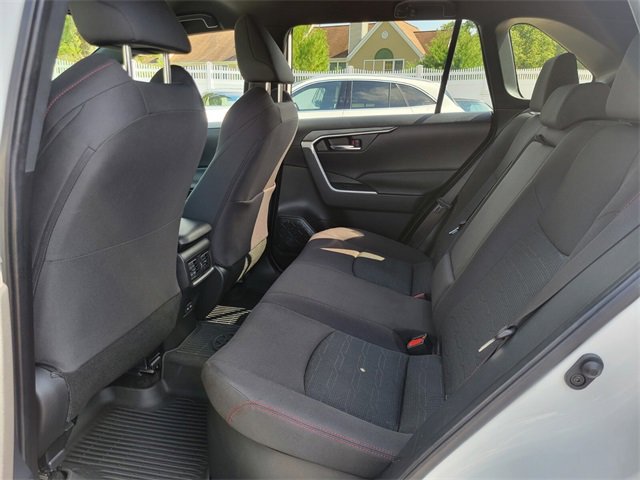 Used 2022 Toyota RAV4 SE image 18