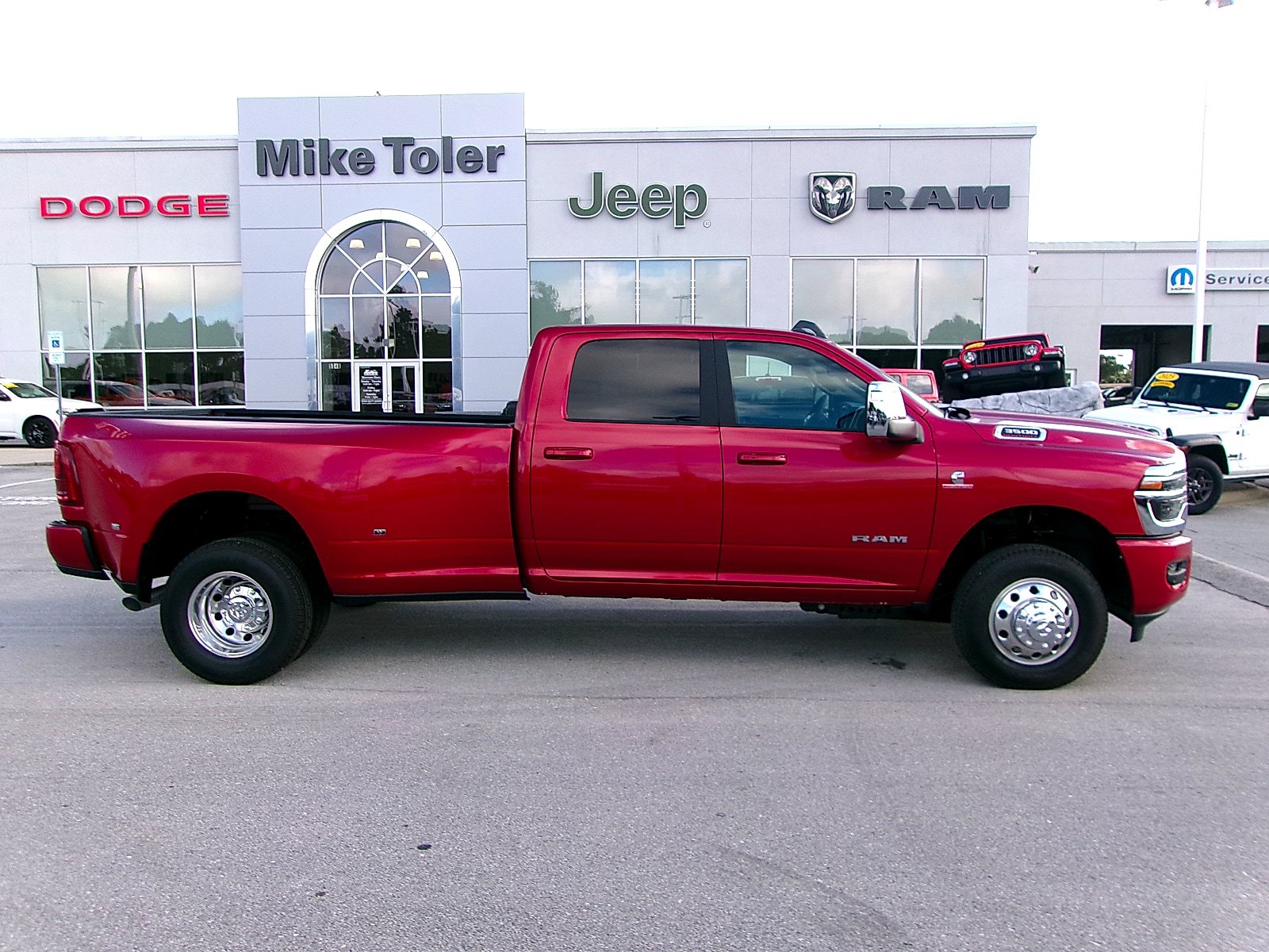 New 2026 RAM 3500 Laramie AWD/4WD image 4