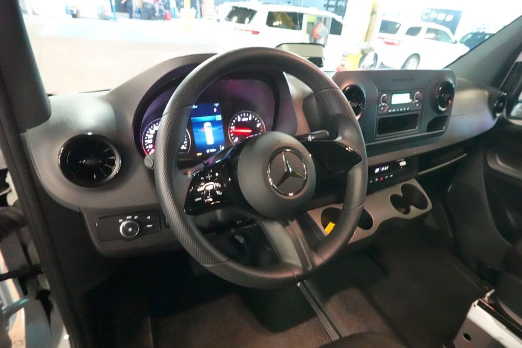 Used 2025 Mercedes-Benz Sprinter 2500 image 18