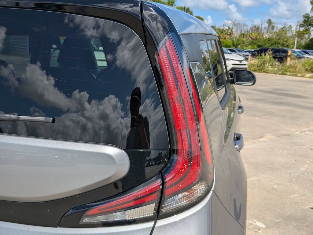 Certified 2025 Kia Soul LX w/ LX Technology Package FWD image 11