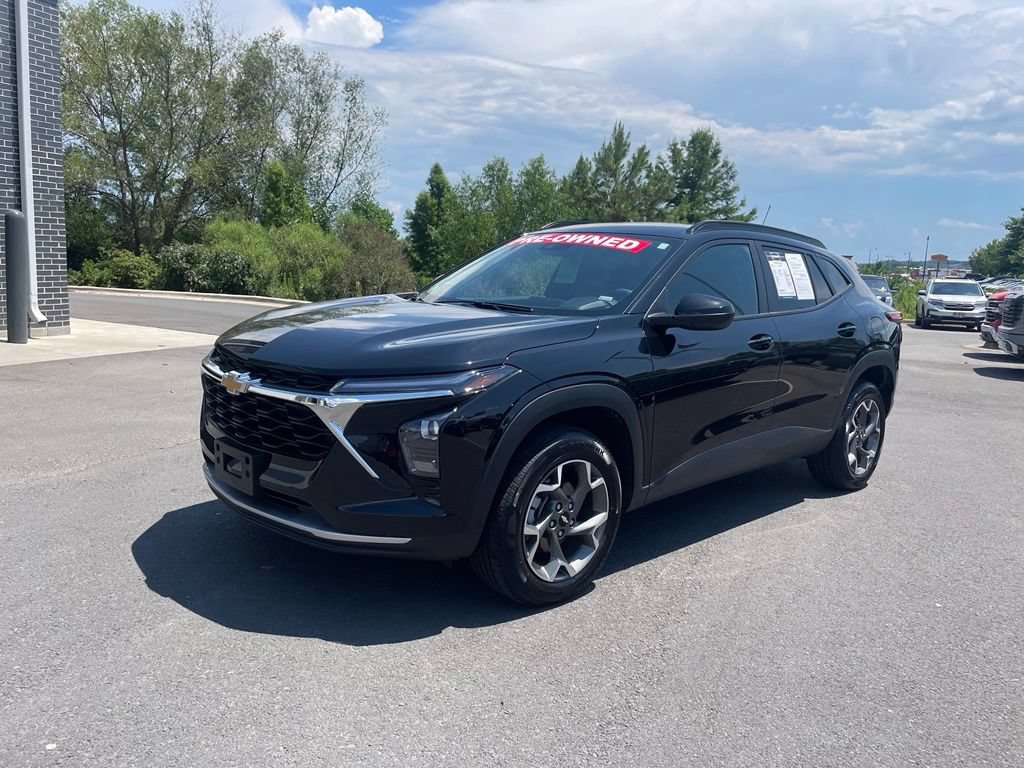 Used 2025 Chevrolet Trax LT FWD image 3