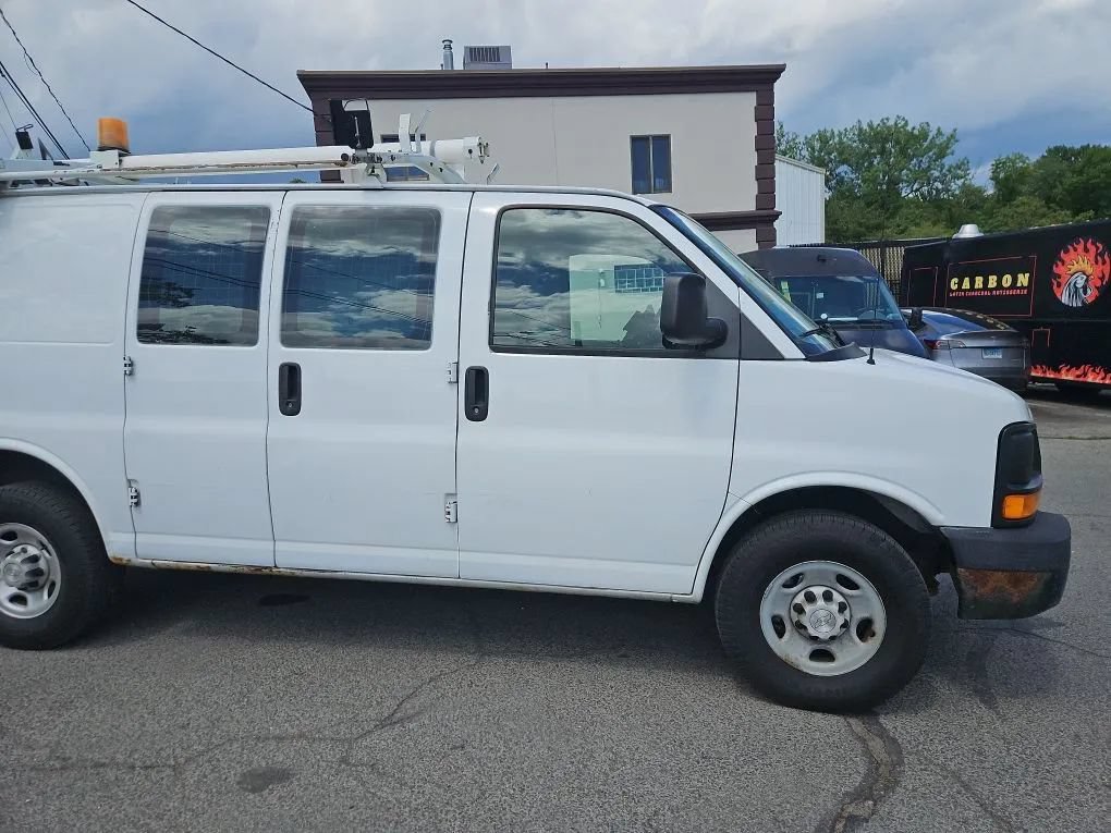 Used 2009 Chevrolet Express 2500 RWD image 2