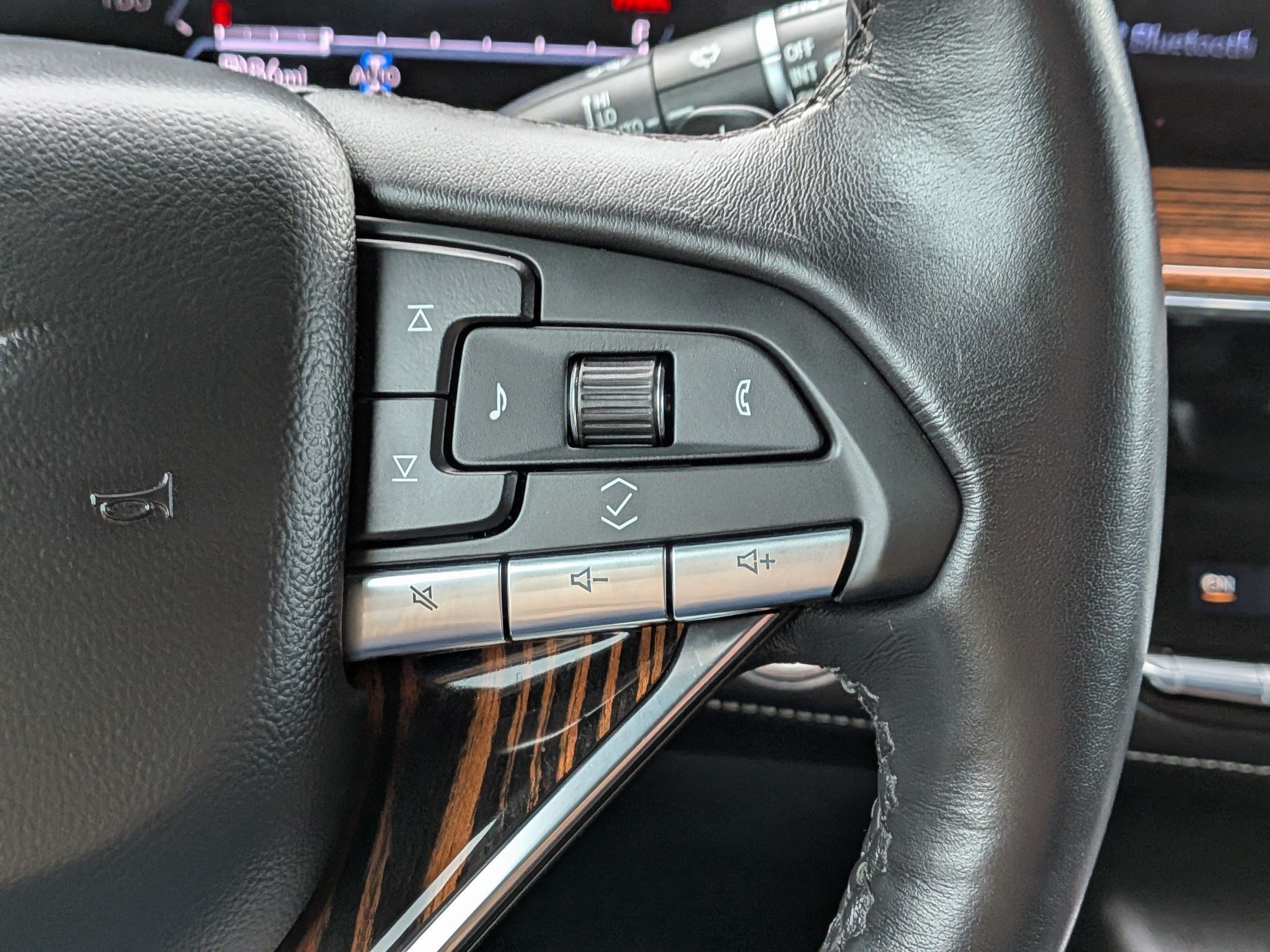 Certified 2024 Cadillac Escalade Premium Luxury w/ Performance Package AWD/4WD image 18