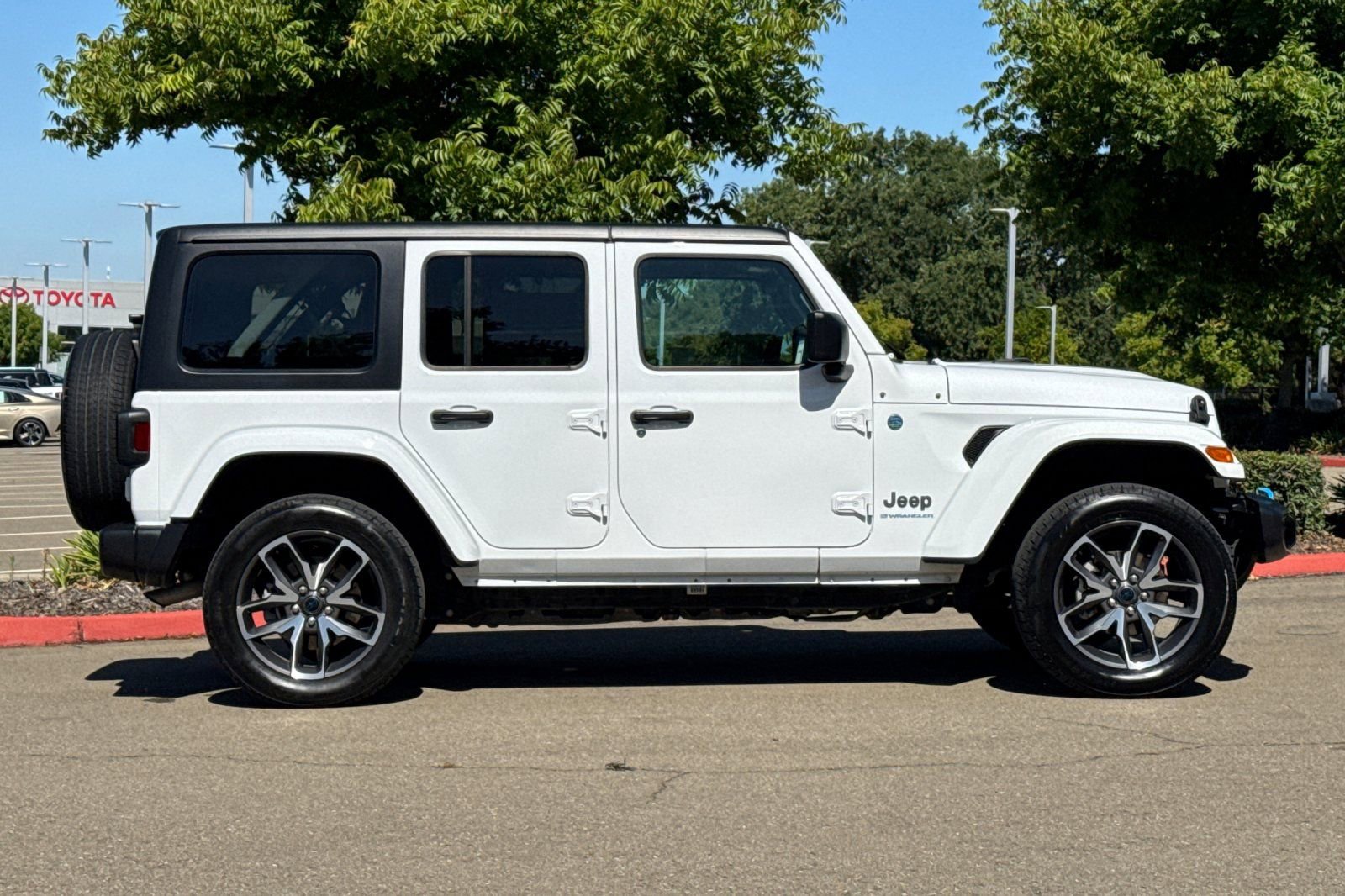 Used 2024 Jeep Wrangler Unlimited AWD/4WD image 3