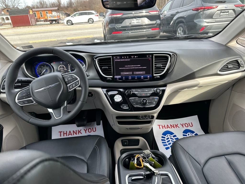 Used 2024 Chrysler Pacifica Touring-L image 17