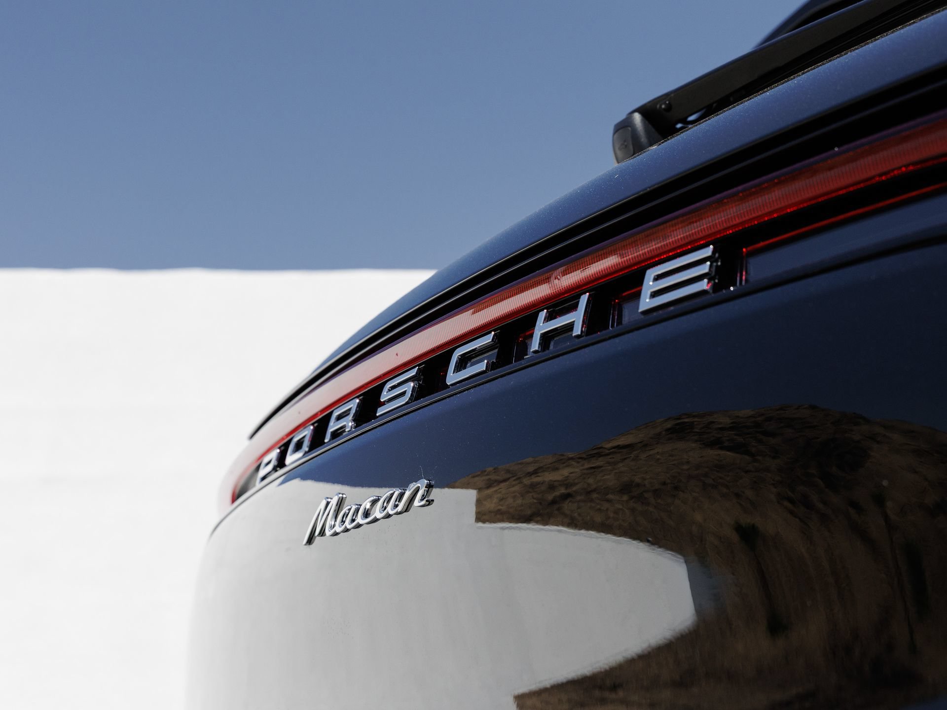 Certified 2025 Porsche Macan AWD/4WD image 12