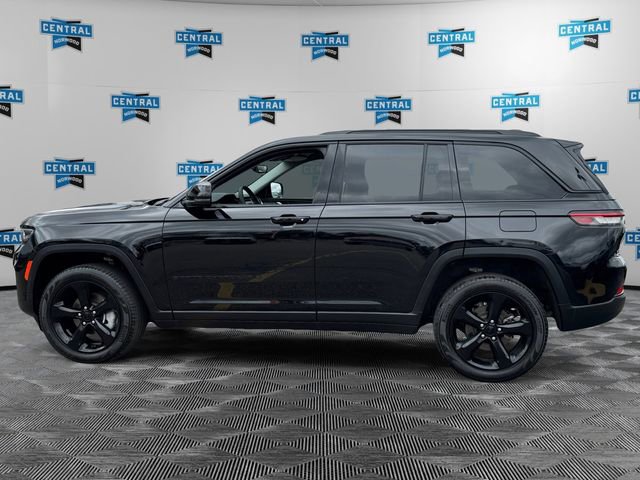 Used 2023 Jeep Grand Cherokee Limited w/ Black Appearance Package AWD/4WD image 3