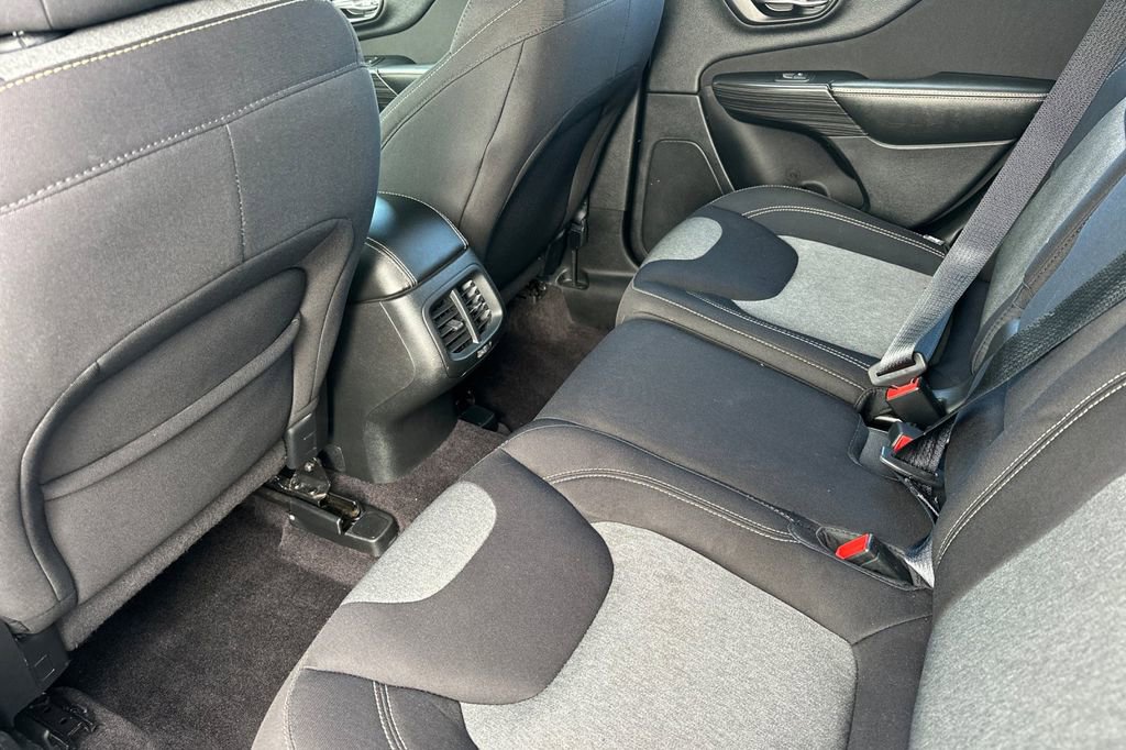 Used 2016 Jeep Cherokee Sport FWD image 12