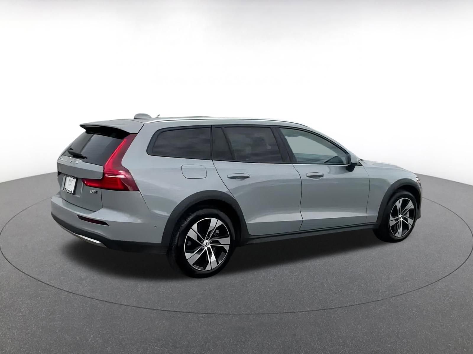 Used 2025 Volvo V60 B5 Cross Country Plus image 15