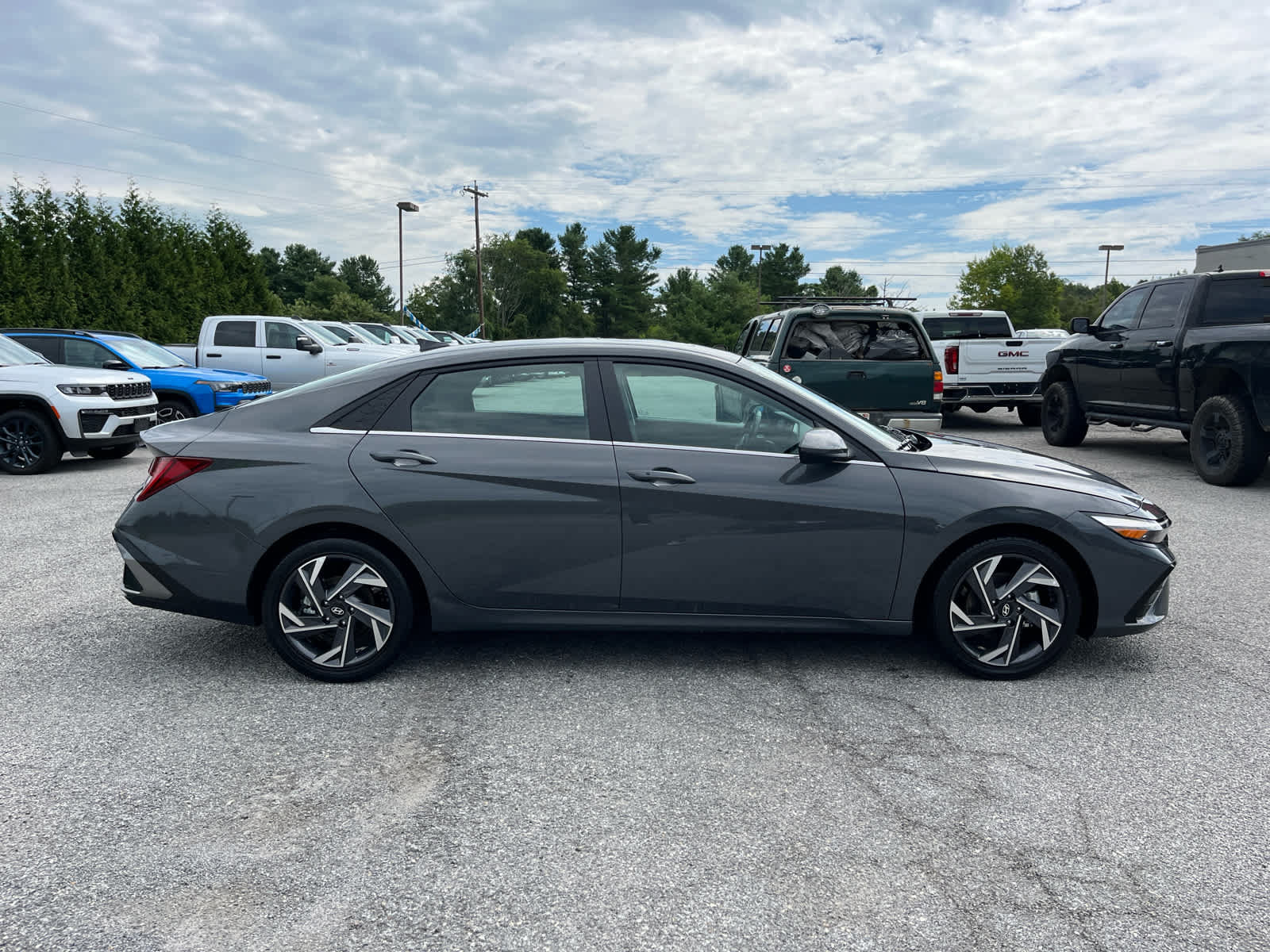 Used 2025 Hyundai Elantra SEL FWD image 2
