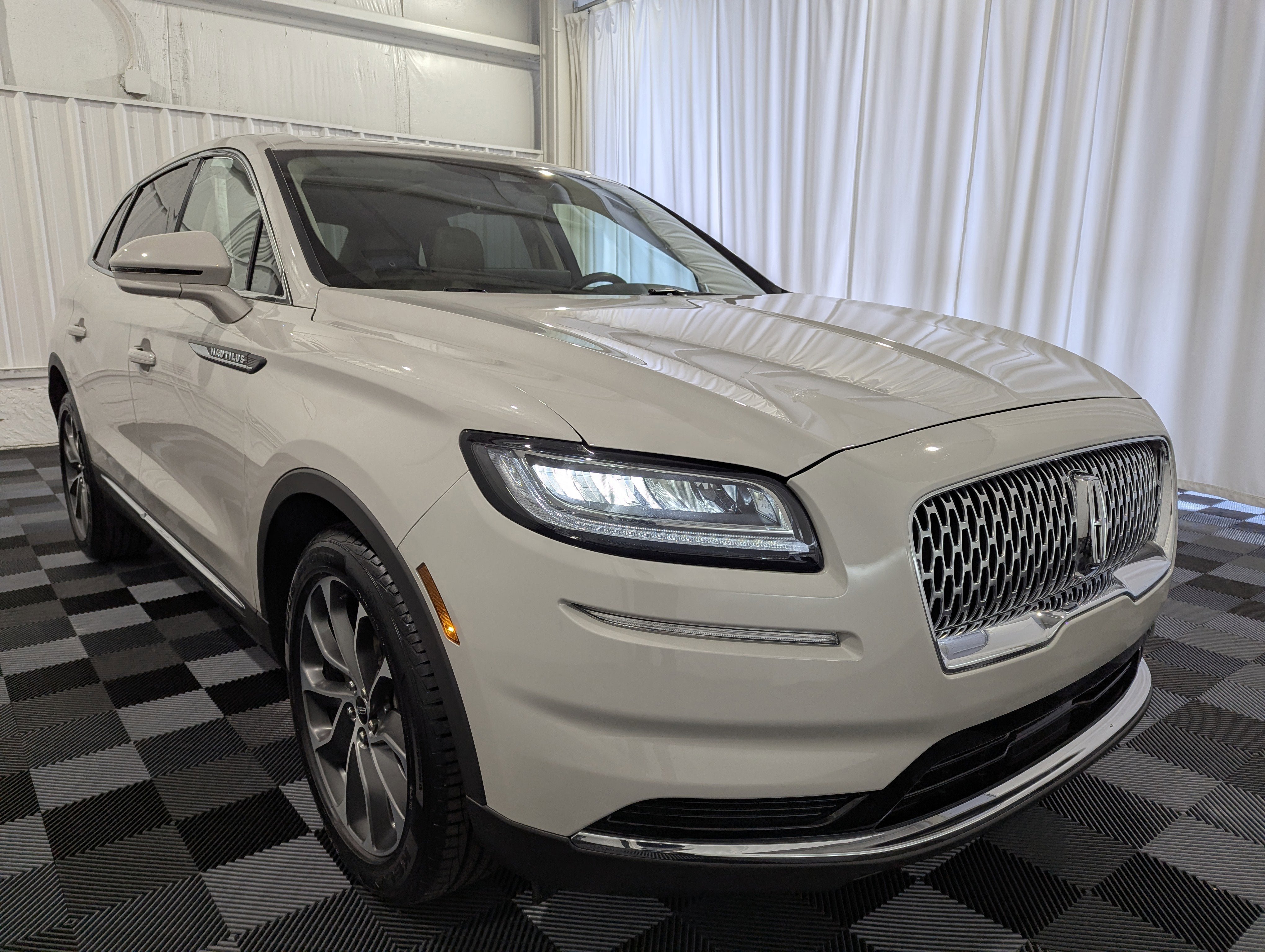 Used 2023 Lincoln Nautilus Reserve AWD/4WD image 5