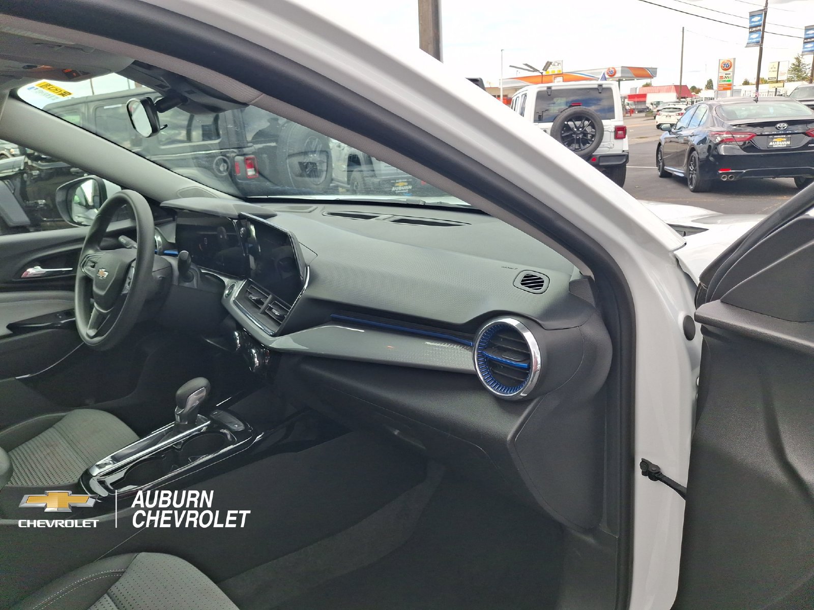 Used 2025 Chevrolet Trax LT FWD image 22
