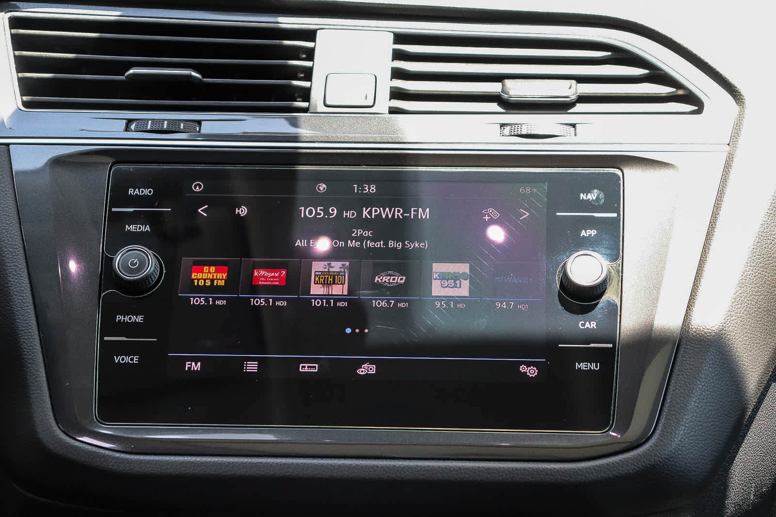 Used 2020 Volkswagen Tiguan SEL FWD image 15
