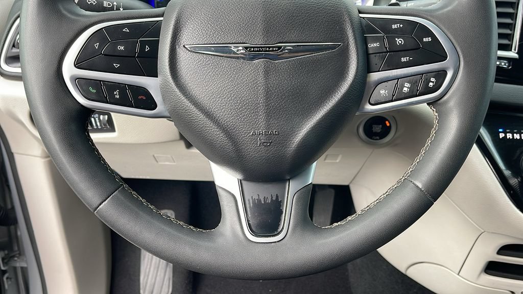 Used 2024 Chrysler Pacifica Touring-L FWD image 22
