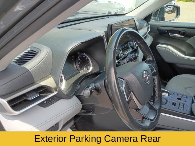 Used 2023 Toyota Highlander XLE AWD/4WD image 11