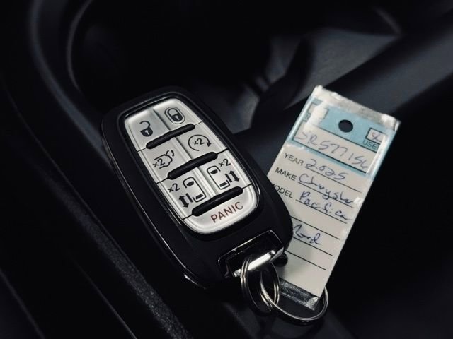 Used 2025 Chrysler Pacifica Select FWD image 41