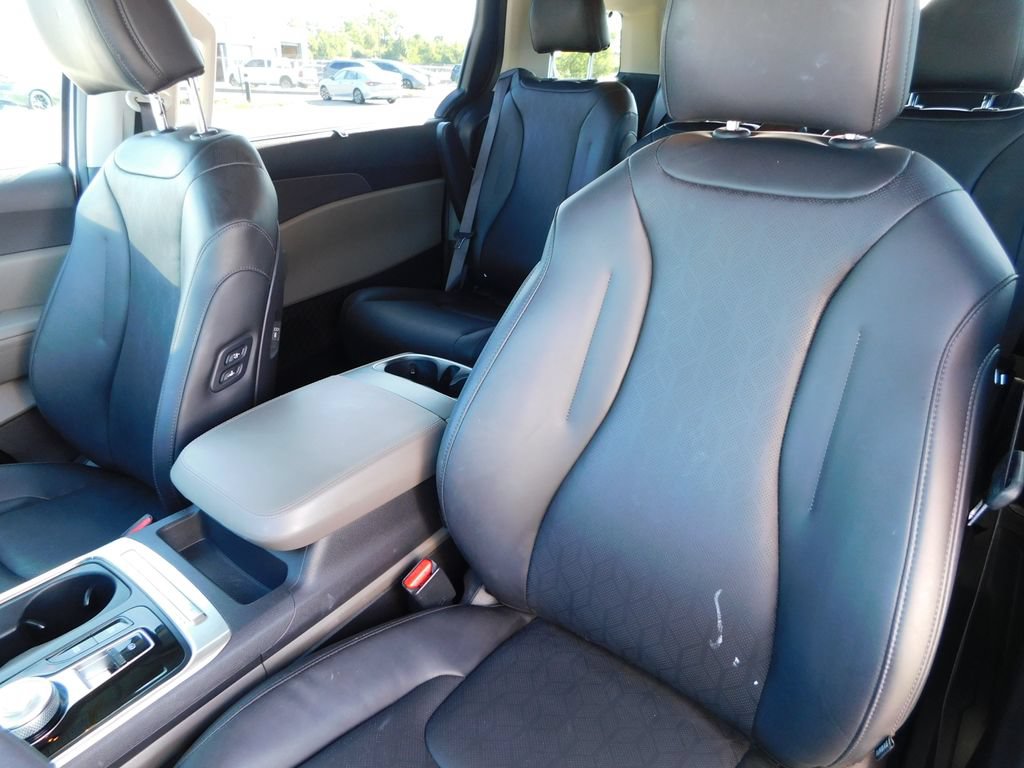 Used 2025 Kia Carnival EX FWD image 15