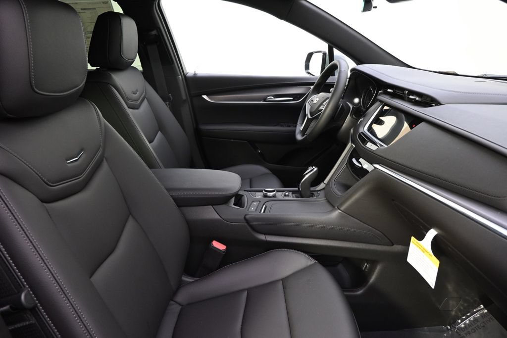 New 2026 Cadillac XT5 Luxury w/ LPO, ONYX Package AWD/4WD image 16