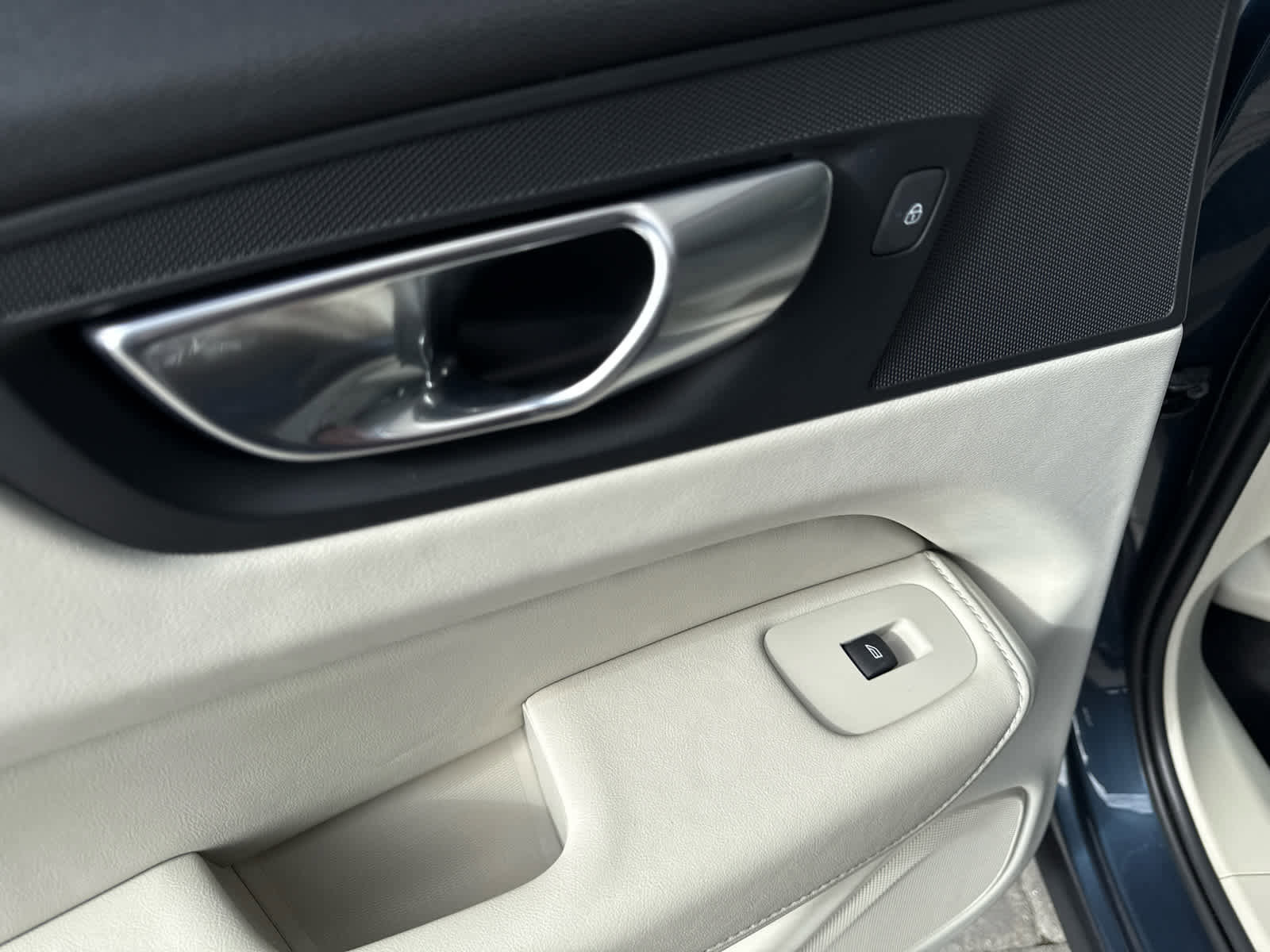 Used 2023 Volvo XC60 B5 Core w/ Climate Package image 9