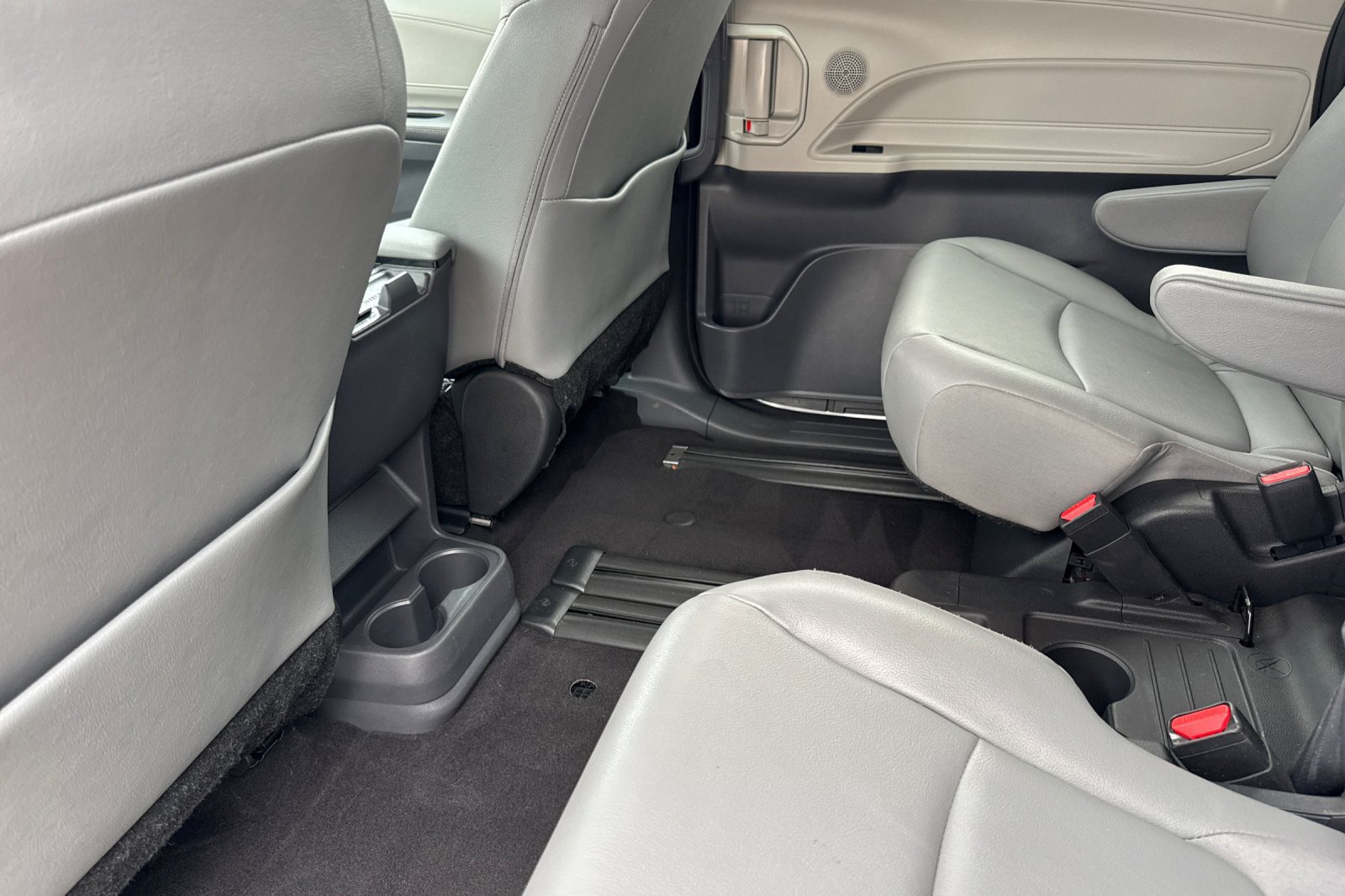 Certified 2024 Toyota Sienna XLE FWD image 15