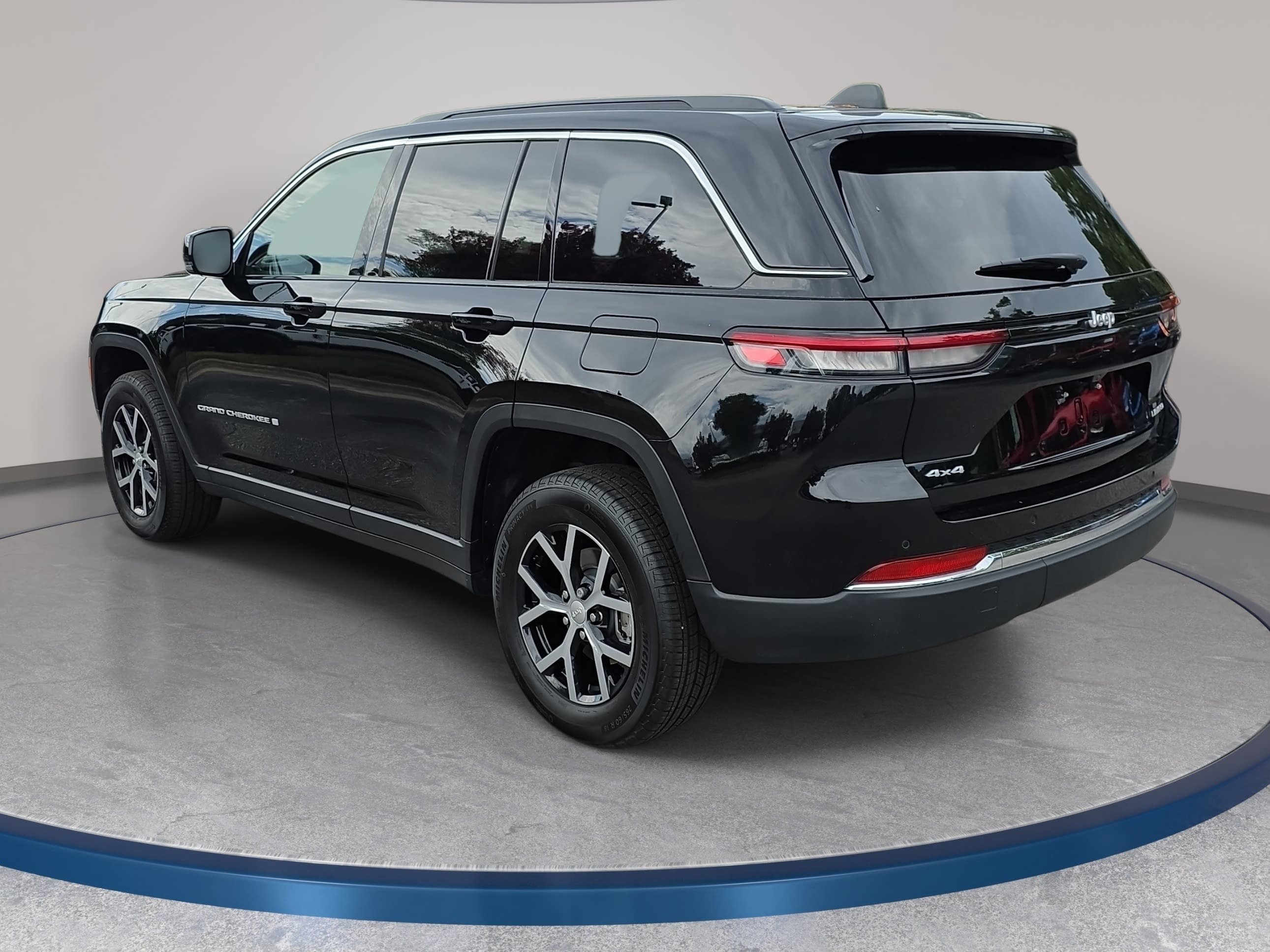 Used 2025 Jeep Grand Cherokee Limited w/ Trailer Tow Package AWD/4WD image 7