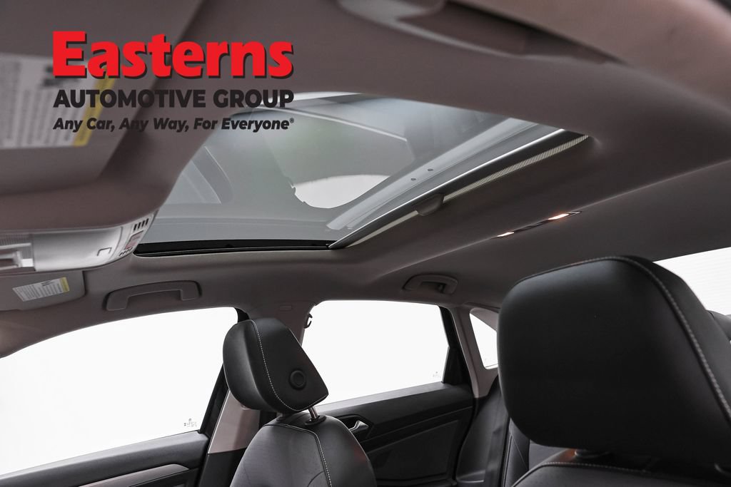 Used 2025 Volkswagen Jetta SE FWD image 35