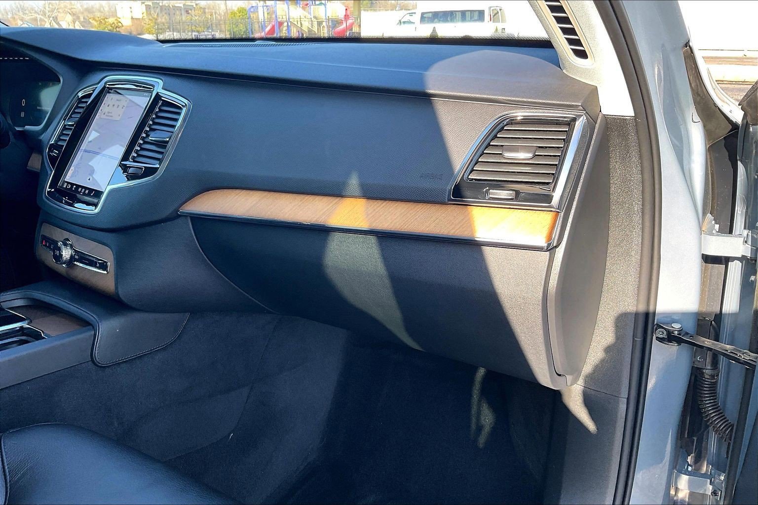 Used 2023 Volvo XC90 B6 Plus image 16