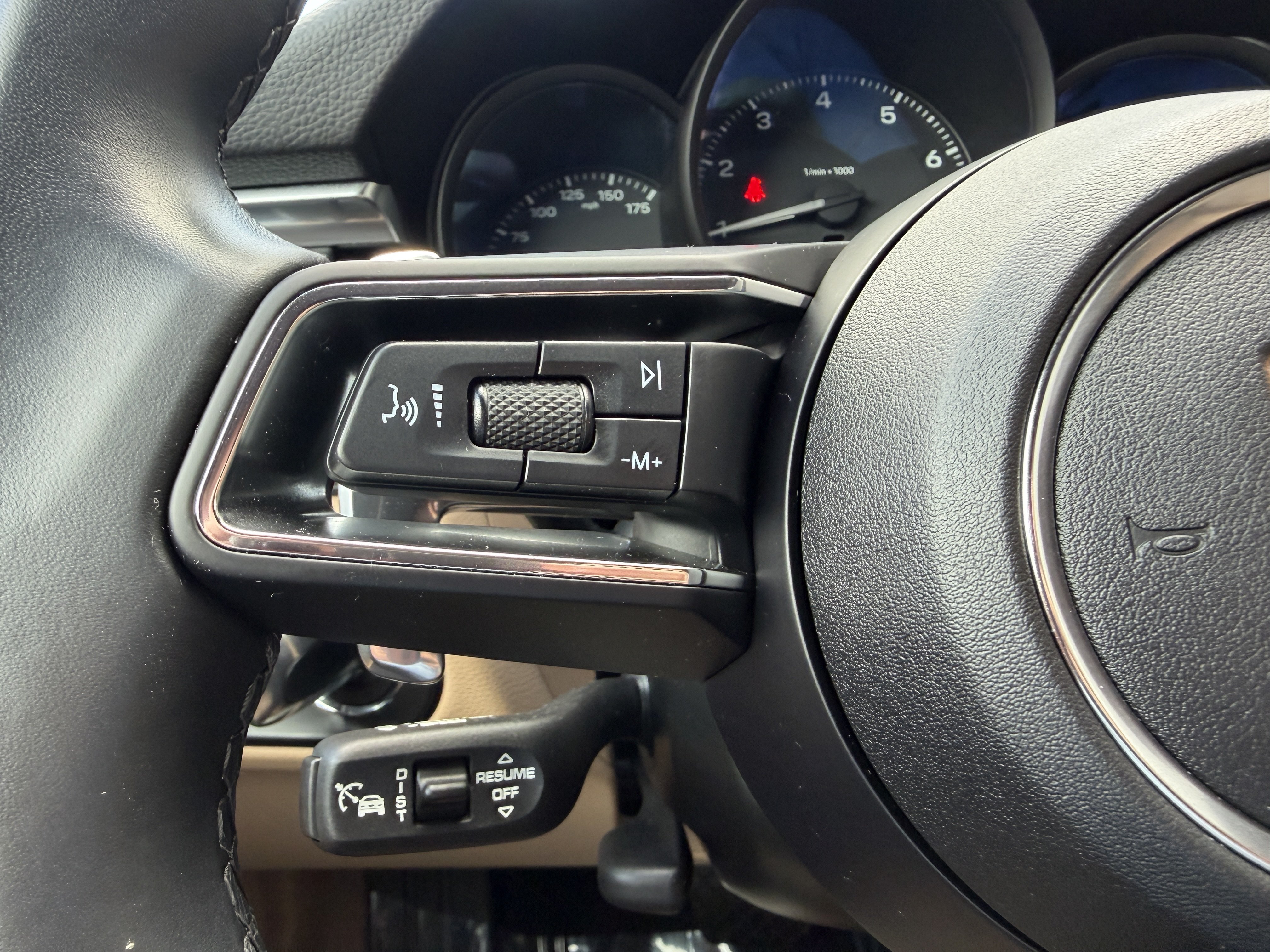 Certified 2023 Porsche Macan AWD/4WD image 32