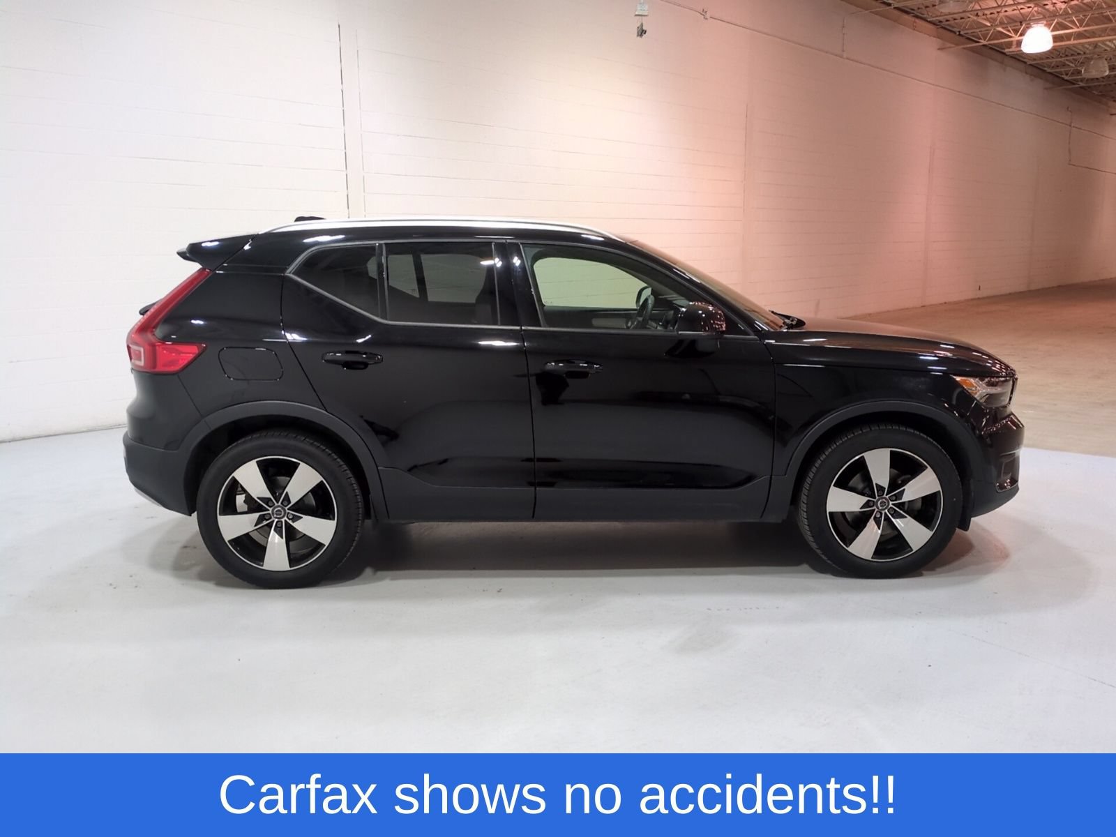 Used 2022 Volvo XC40 T5 Momentum w/ Premium Package AWD/4WD image 2