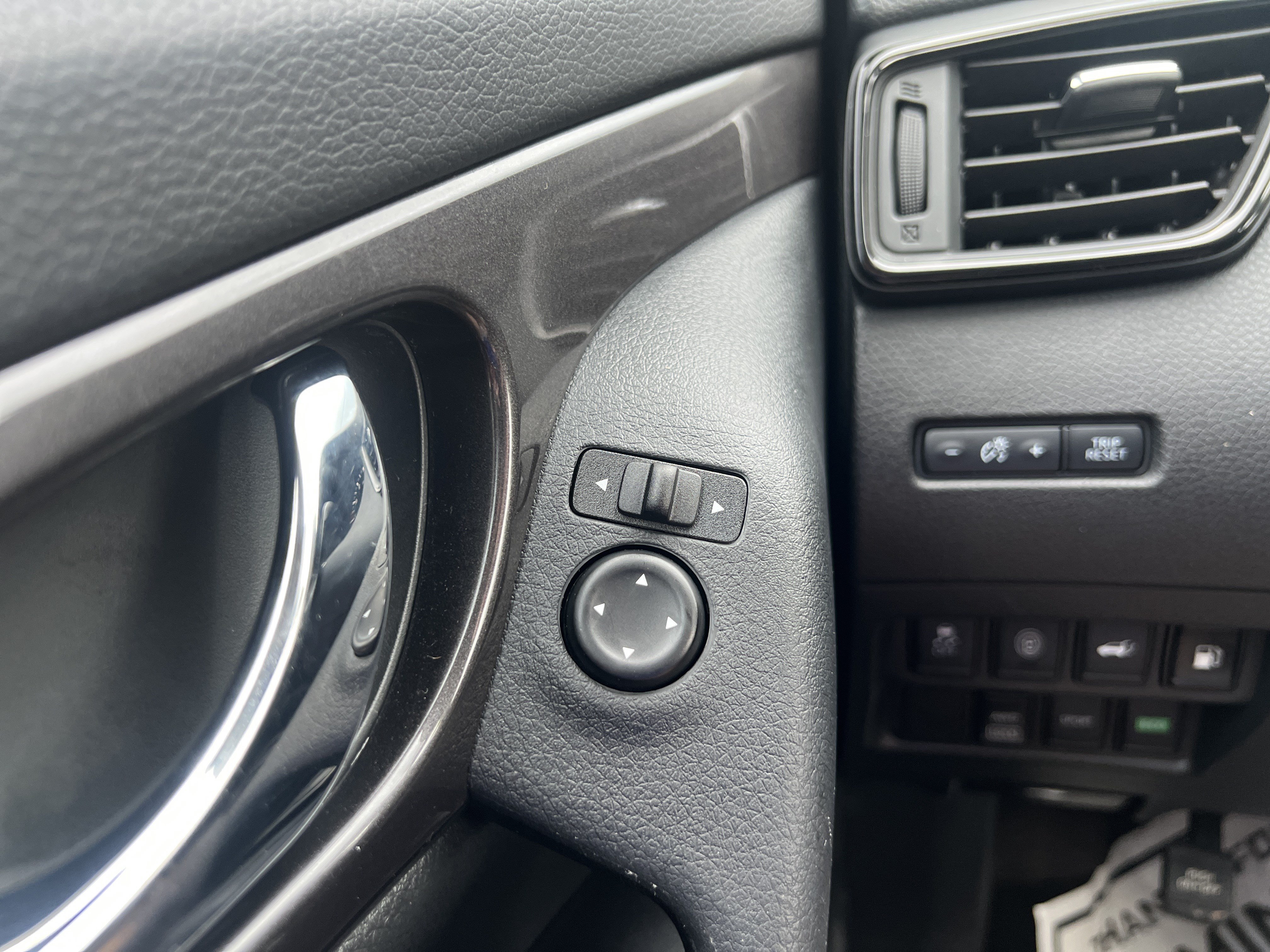 Used 2019 Nissan Rogue SV AWD/4WD image 35